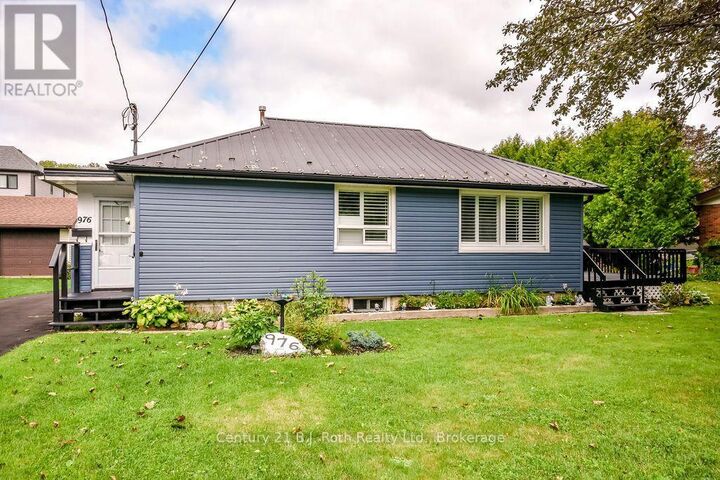 Property Photo: 976 Yonge Street ON L4R 2E7
