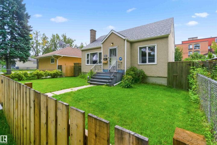 Photo de la propriété:  11710 94 Street NW  AB T5G 1J2 