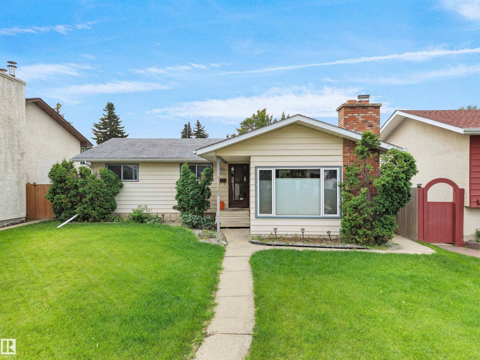 Property Photo:  7435 32 Avenue NW  AB T6K 1J9 