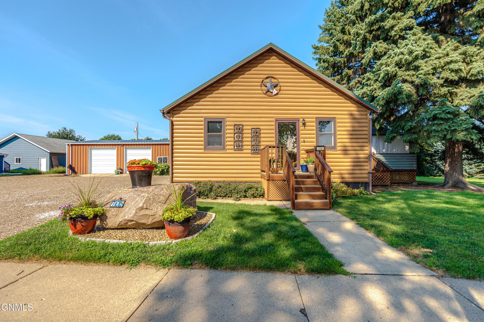 Property Photo: 705 3rd Avenue SE ND 58554