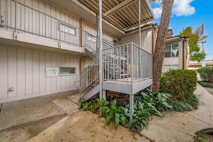 Property Photo:  8211 Katy Freeway 19  TX 77024 