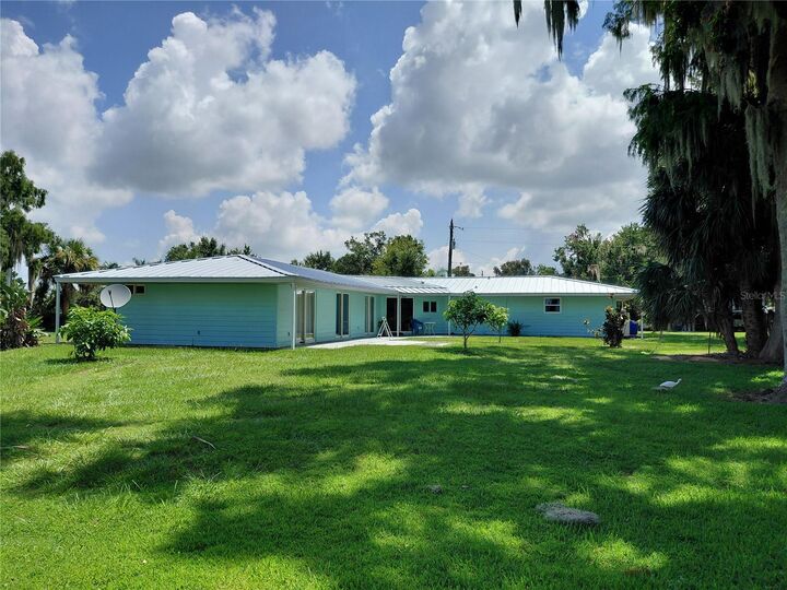 Property Photo: 1303 Club Lane FL 33857