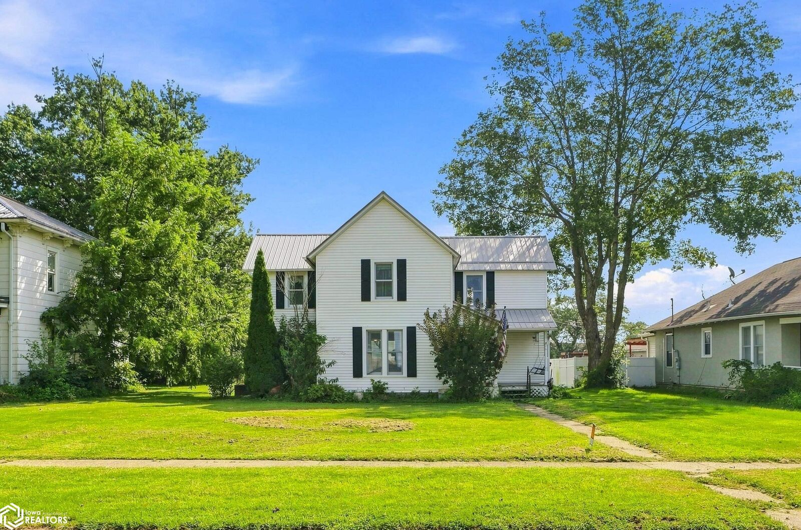 Property Photo:  303 Center Street  IA 52638 