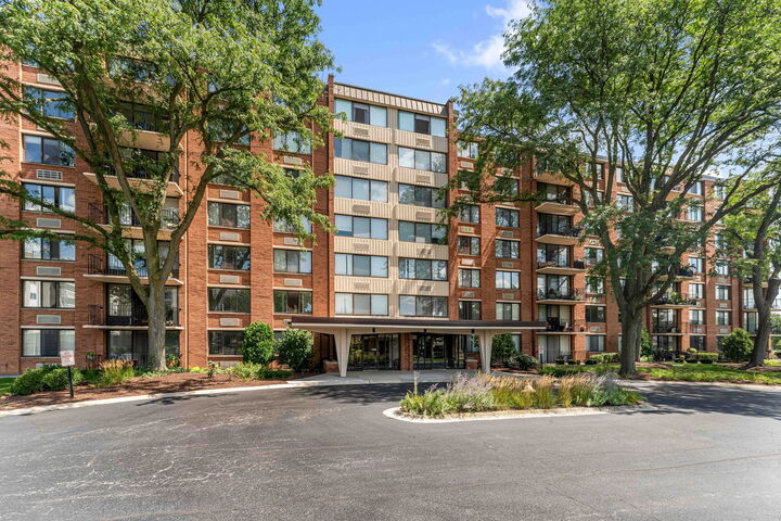 Property Photo:  2000 Saint Regis Drive 7D  IL 60148 
