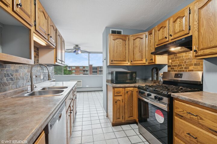 Property Photo:  2200 S Stewart Avenue 4A  IL 60148 