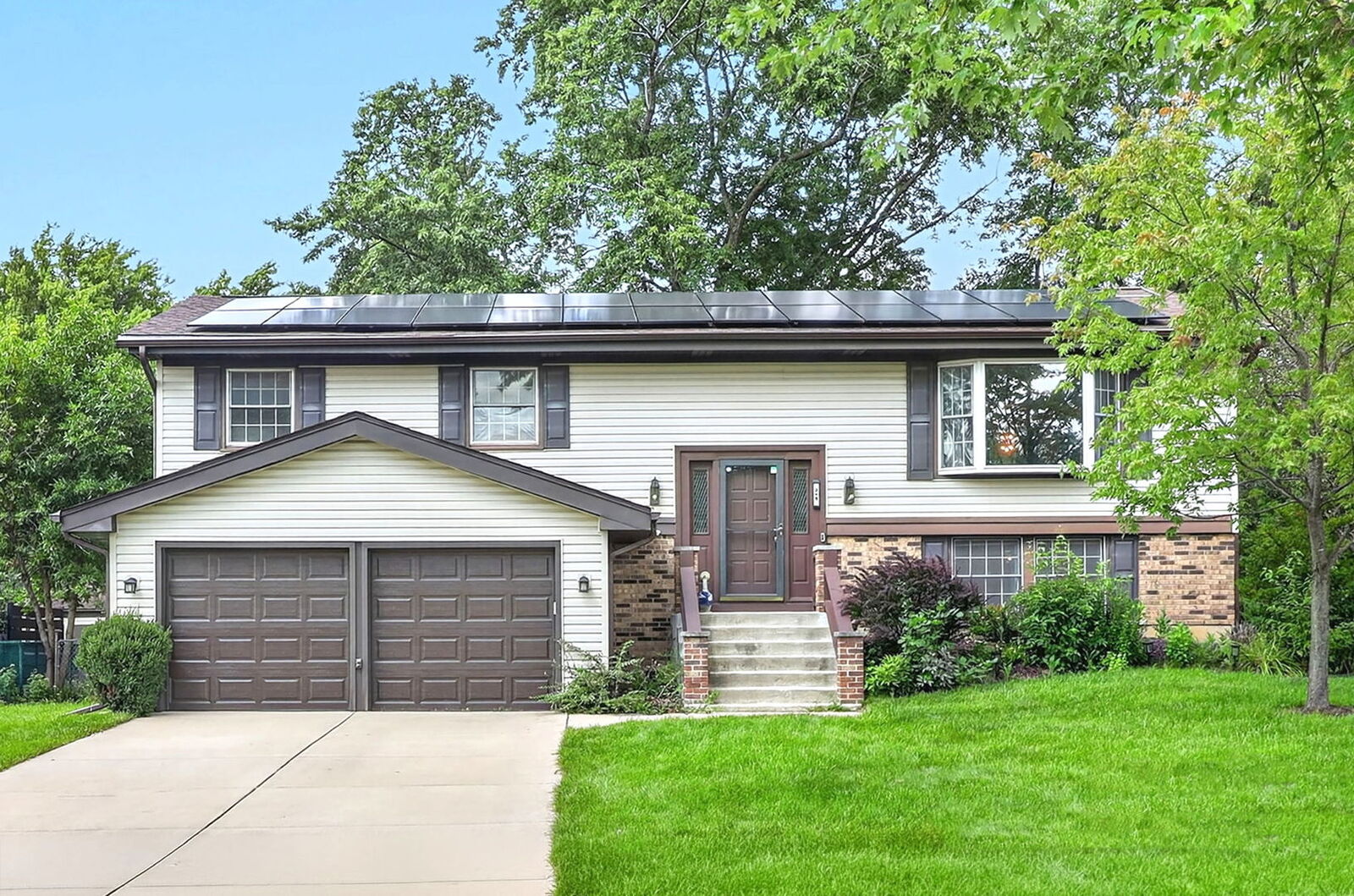 Property Photo:  215 Edgebrook Drive  IL 60108 