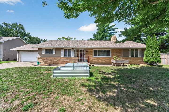 Property Photo: 816 8th Street MN 55024