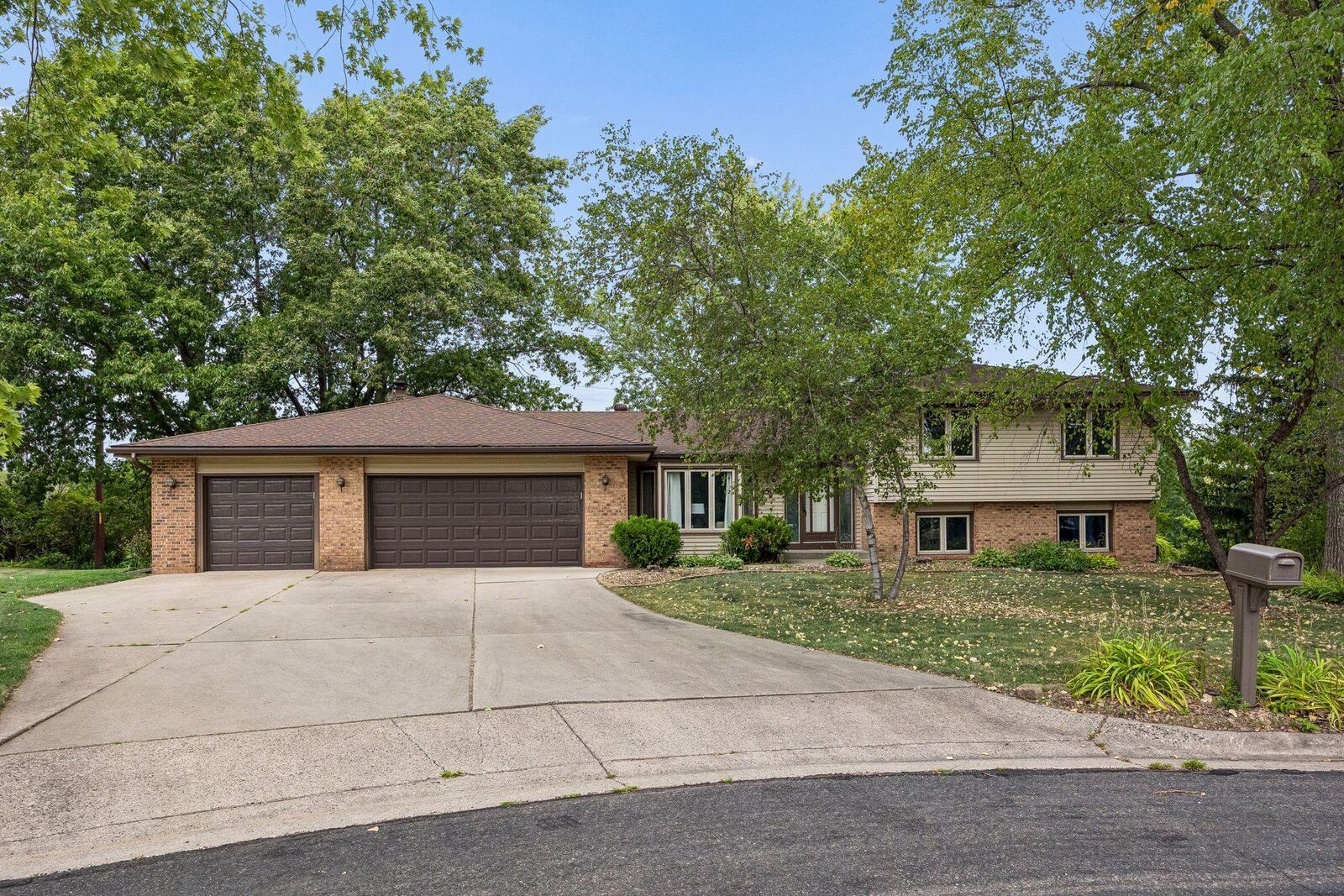 Property Photo: 15001 Park Avenue MN 55306
