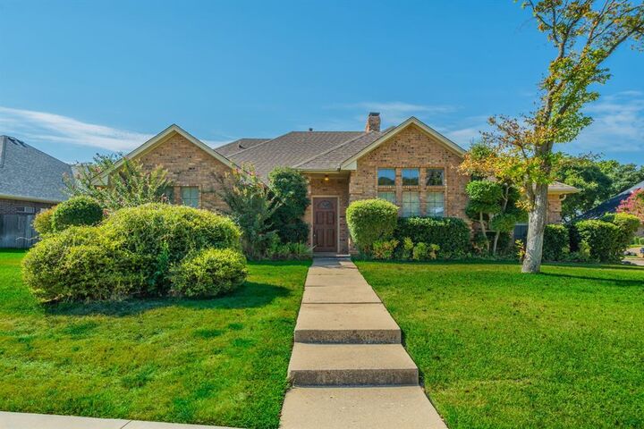 Property Photo:  529 Winston Street  TX 75052 