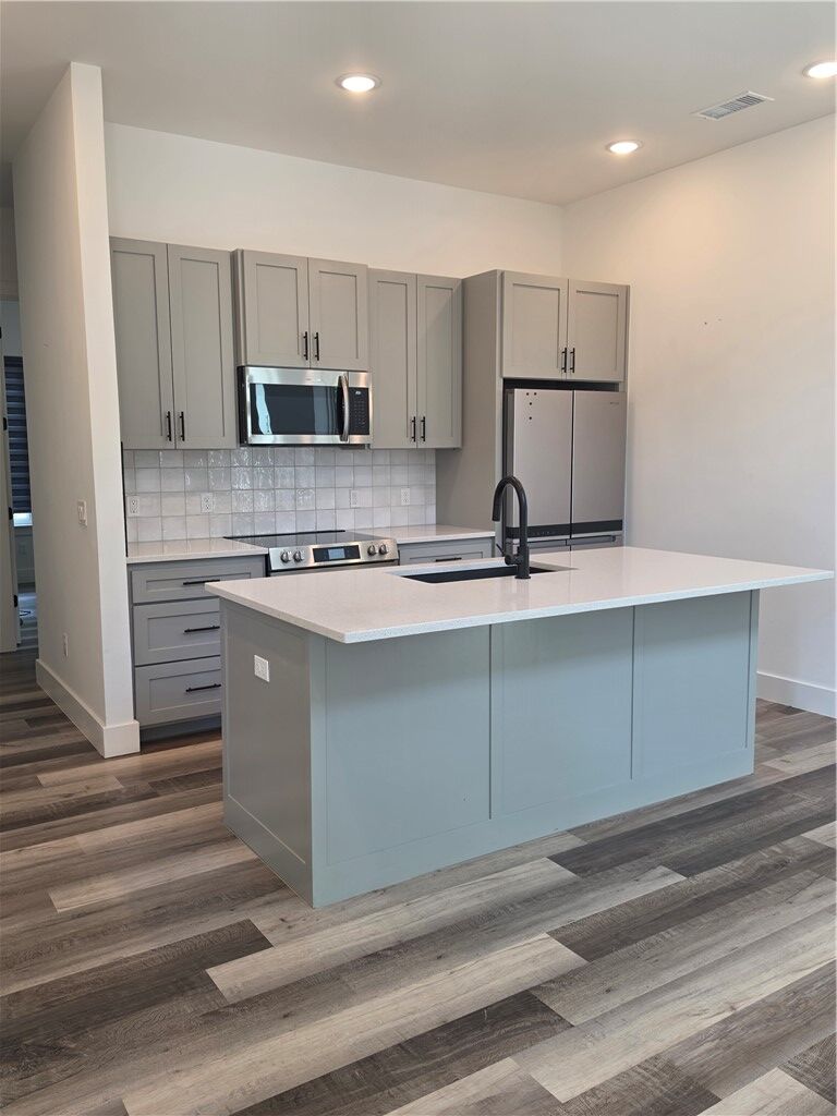 Property Photo:  