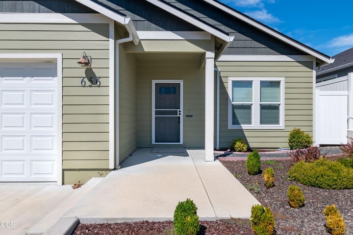 Property Photo:  656 Nobility Drive  OR 97501 