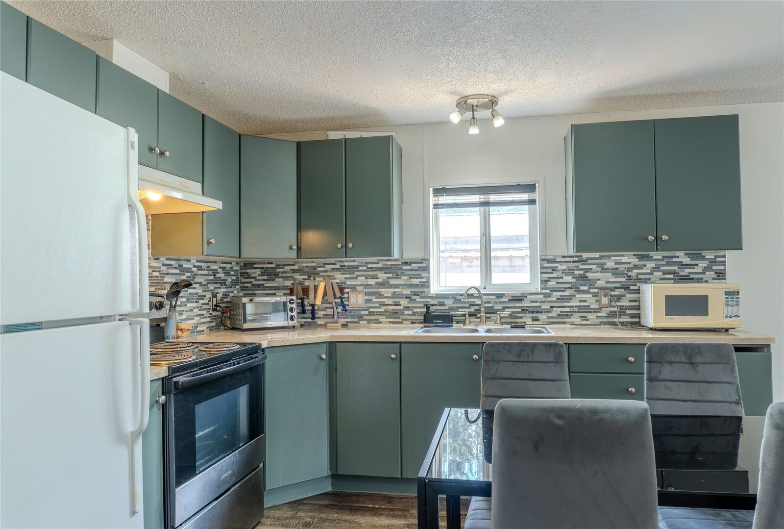 Property Photo: 606 Edward Street 10 BC V0E 2S0
