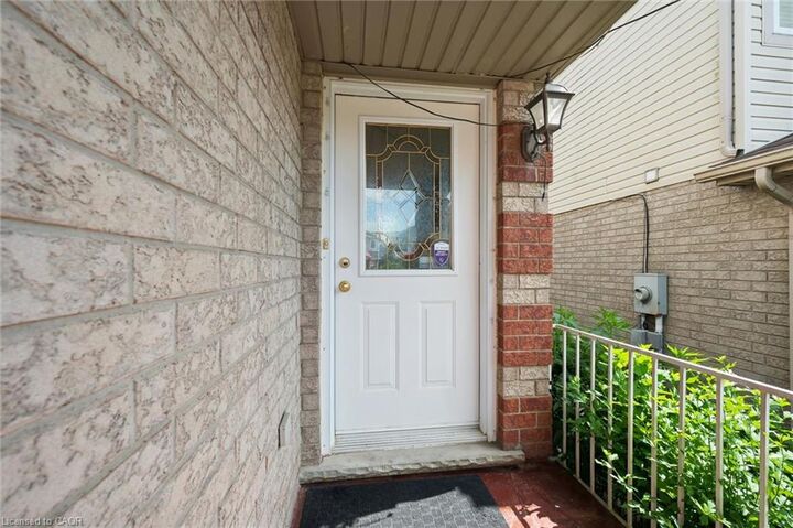 Property Photo:  86 Bridlewreath Street  ON N2E 3V6 