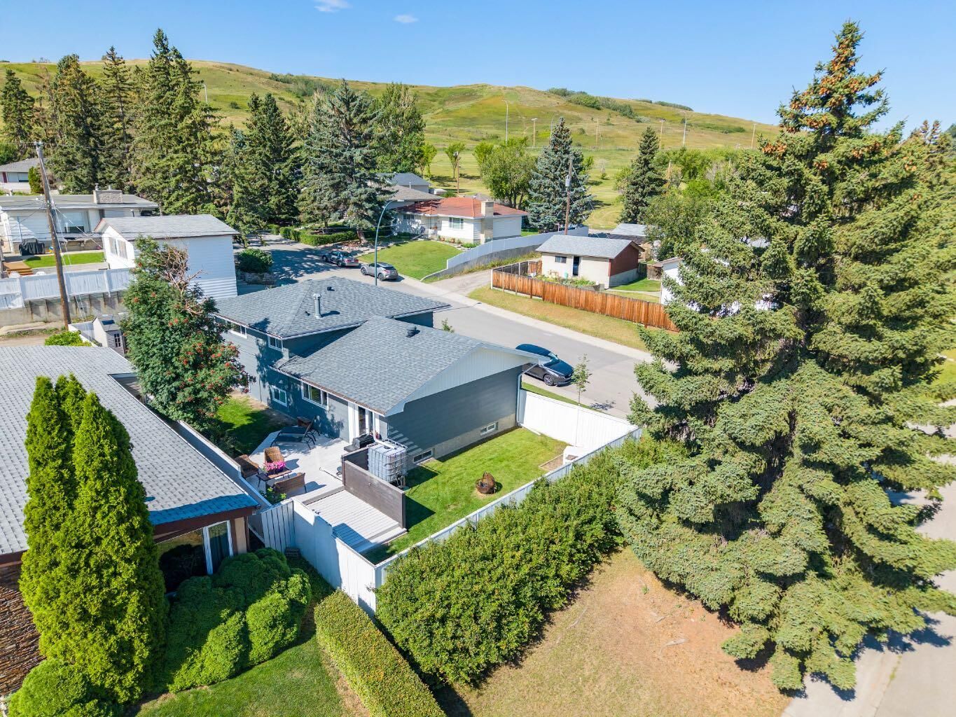 Property Photo: 1004 Huntercove Place NW AB T2K 4S3