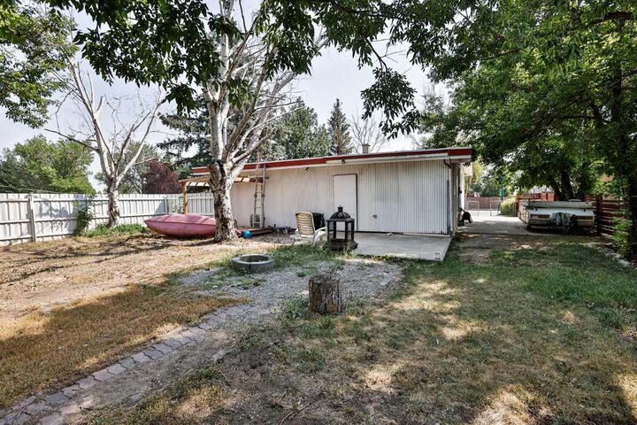 Property Photo: 2719 6 Avenue N AB T1H 0V4