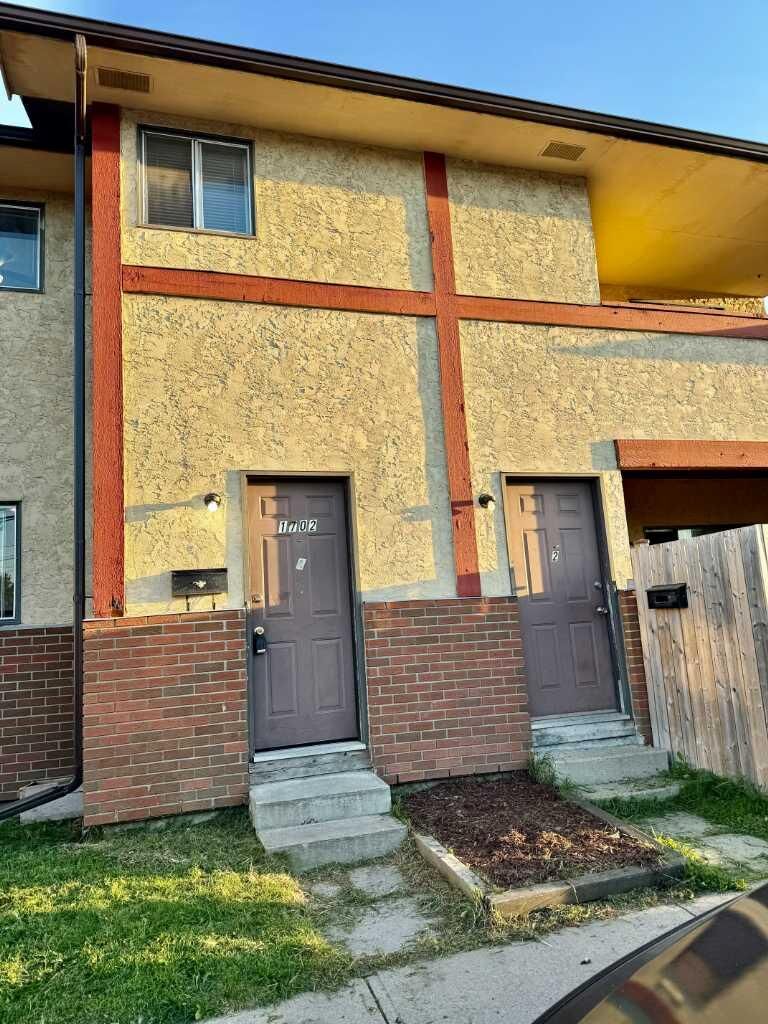 Property Photo:  1702 35 Street SE 3  AB T2A 1B5 