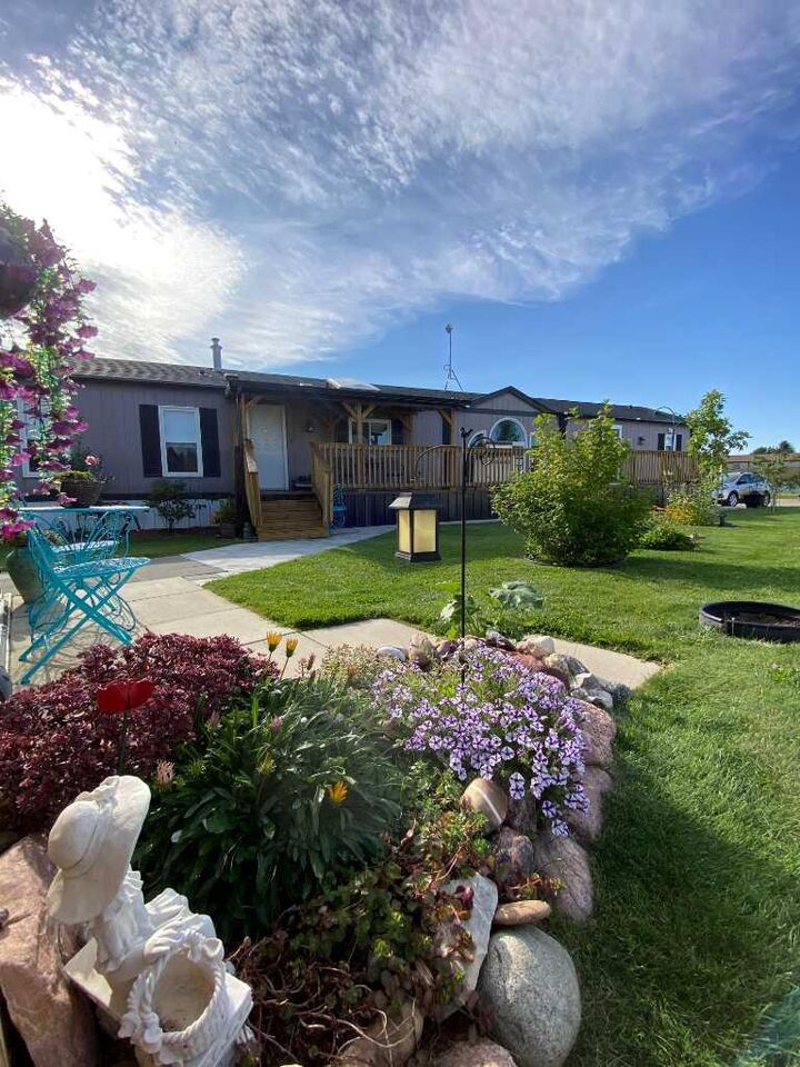 Property Photo: 43 Roseglen Close AB T0J 2W0