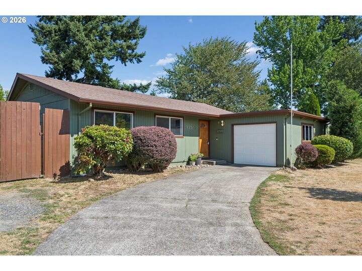 Property Photo:  12513 NE Russell St  OR 97230 