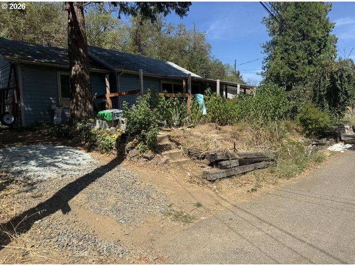 Property Photo:  472 SW 4th St  OR 97417 