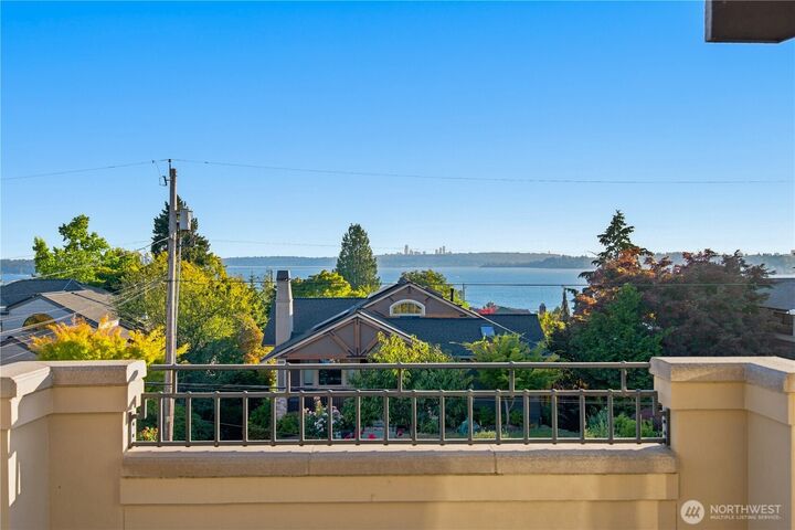 Property Photo:  328  10th Avenue W  WA 98033 