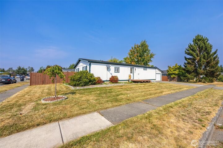 Property Photo: 1810 N 33rd Place WA 98273