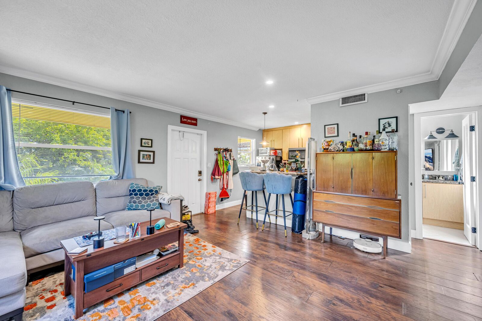 Property Photo:  811 NE 14th Place  FL 33304 
