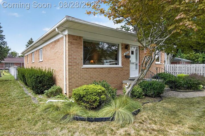 Property Photo:  7523 Robindale Avenue  MI 48127 