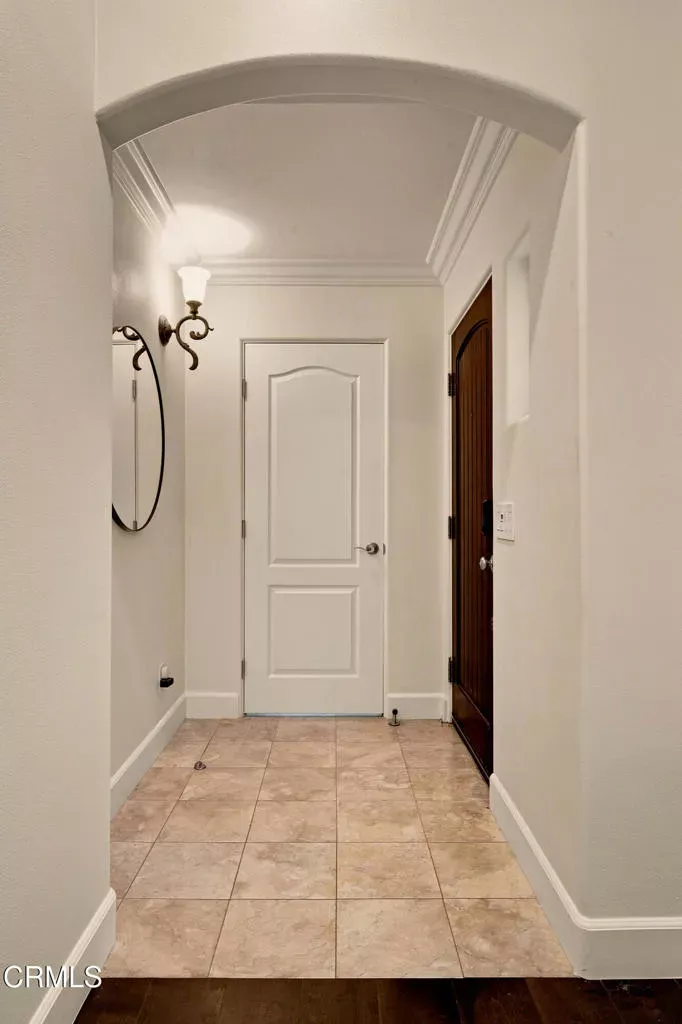 Property Photo:  664 S Mansfield Avenue  CA 90036 