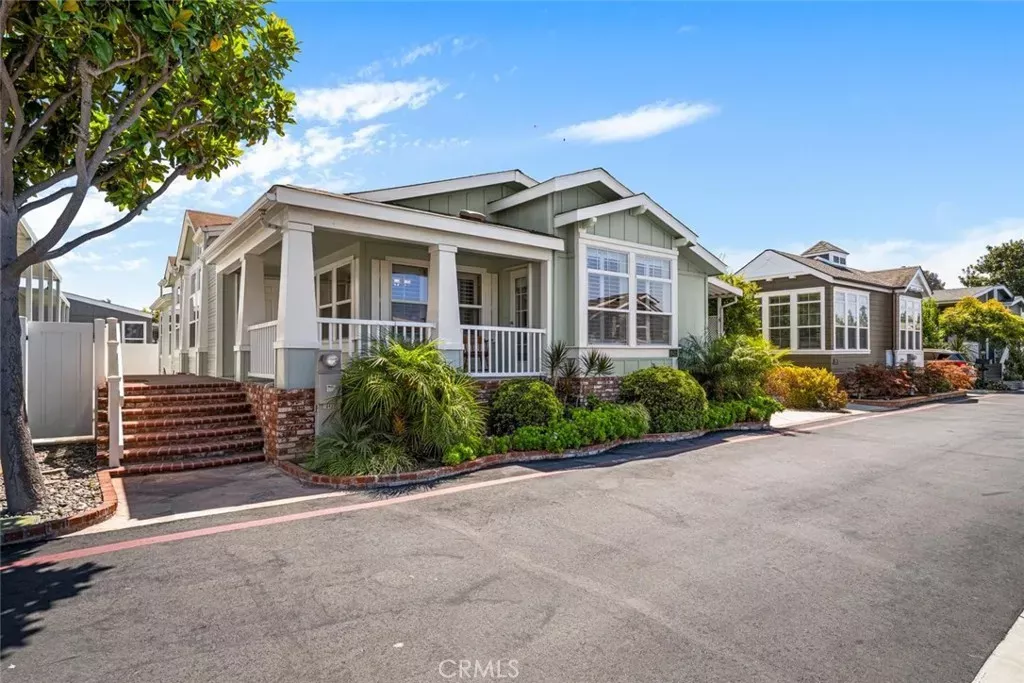 Property Photo:  16422 Poipu Ln  CA 92649 
