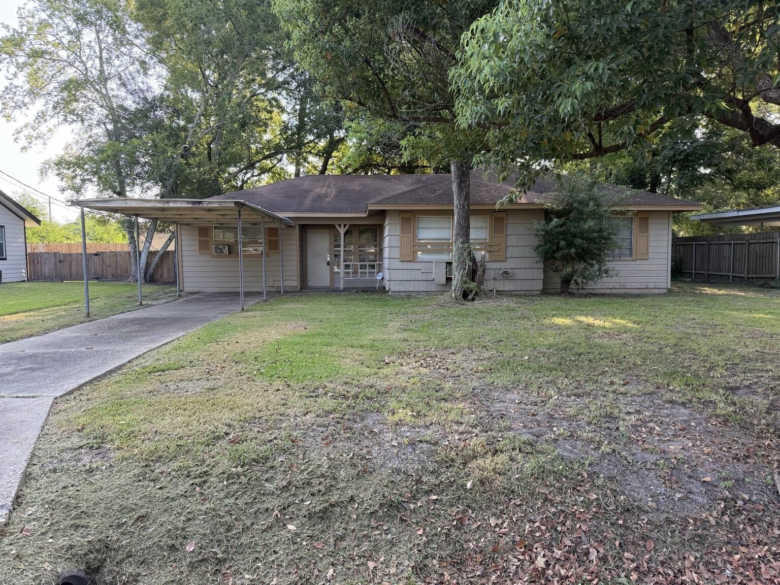 Property Photo: 1810 N 11th St TX 77630