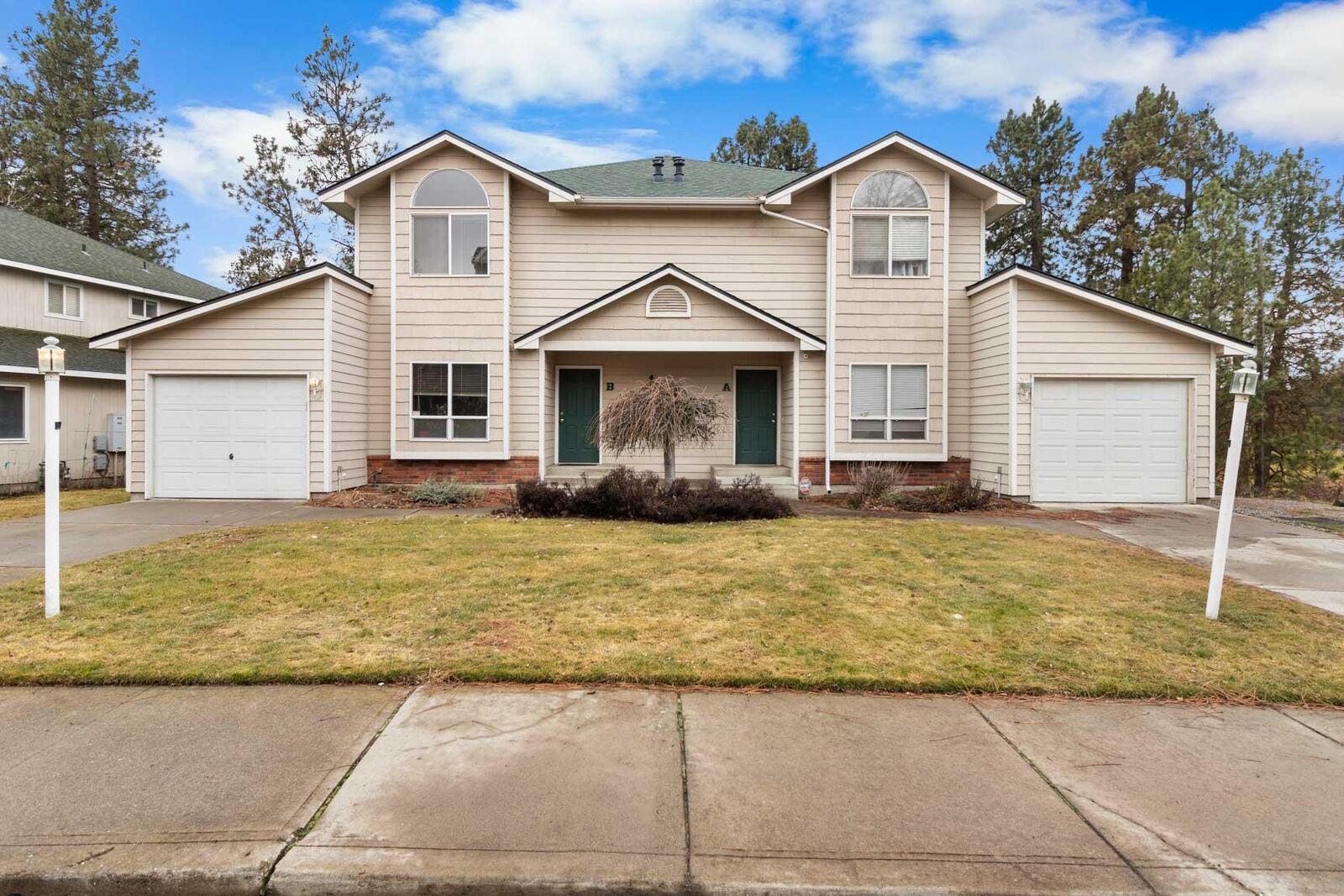 Property Photo: 1020 S Westcliff Pl WA 99224