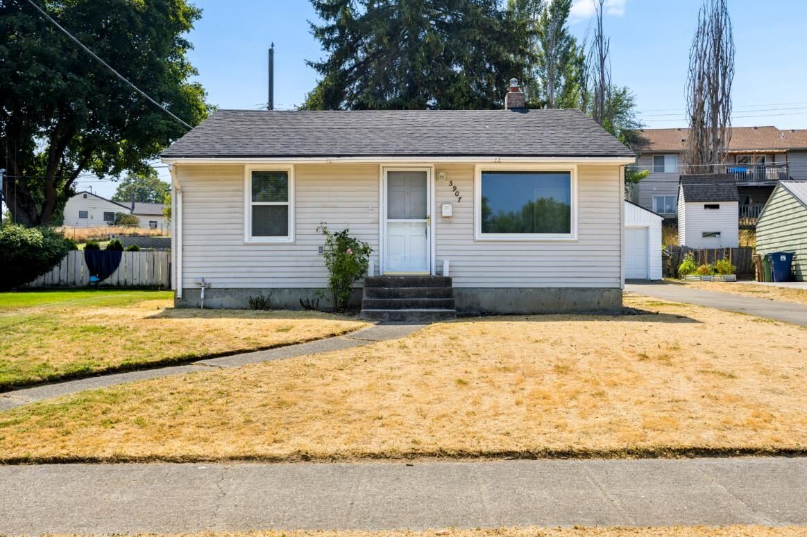 Property Photo: 5907 N Braeburn Dr WA 99207
