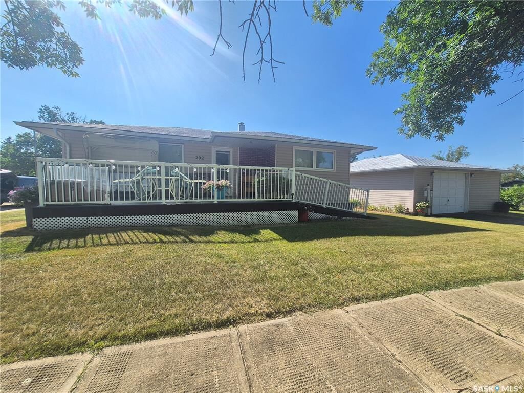 Property Photo:  202 Bradley Street  SK S0C 1Y0 