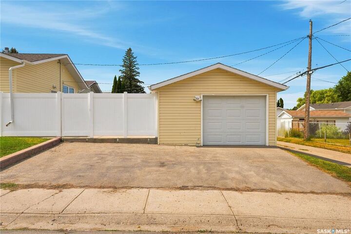 Property Photo:  790 13th Avenue SW  SK S6H 6H6 