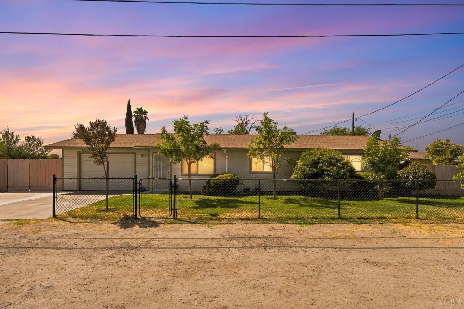 Property Photo:  2611 Hanna Avenue  CA 93212 
