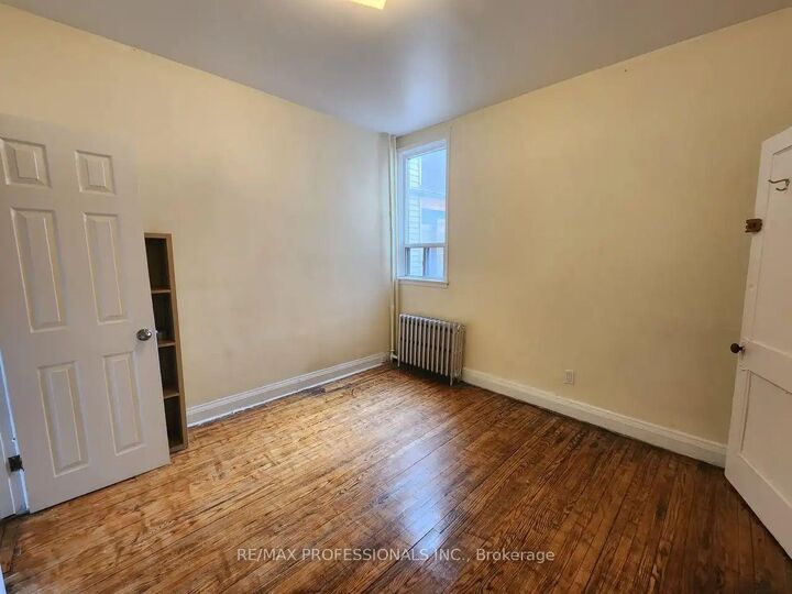 Property Photo:  150 Robert Street Main Level  ON M5S 2K3 