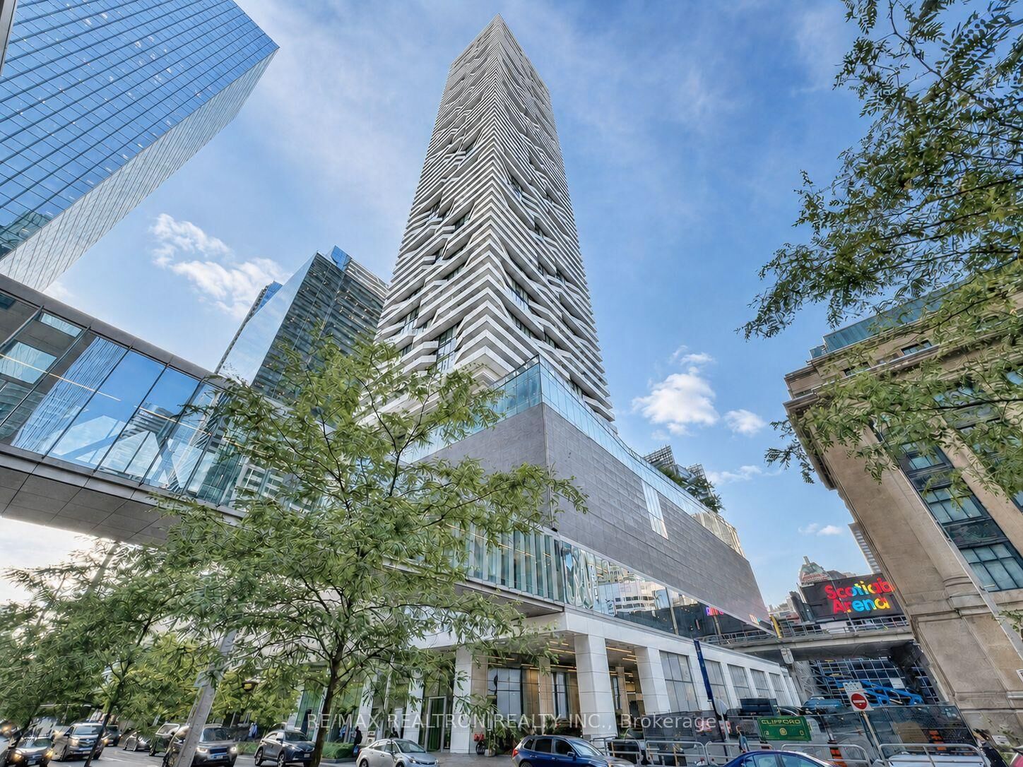 Property Photo: 100 Harbour Street 5806 ON M5J 1B7