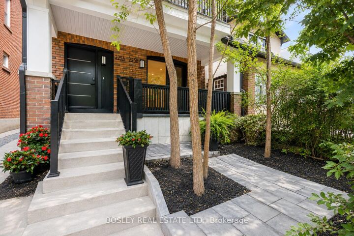 Photo de la propriété:  225 Gainsborough Road A  ON M4L 3C7 