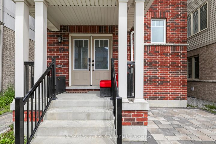 Property Photo: 17 Devineridge Avenue ON L1Z 0T1