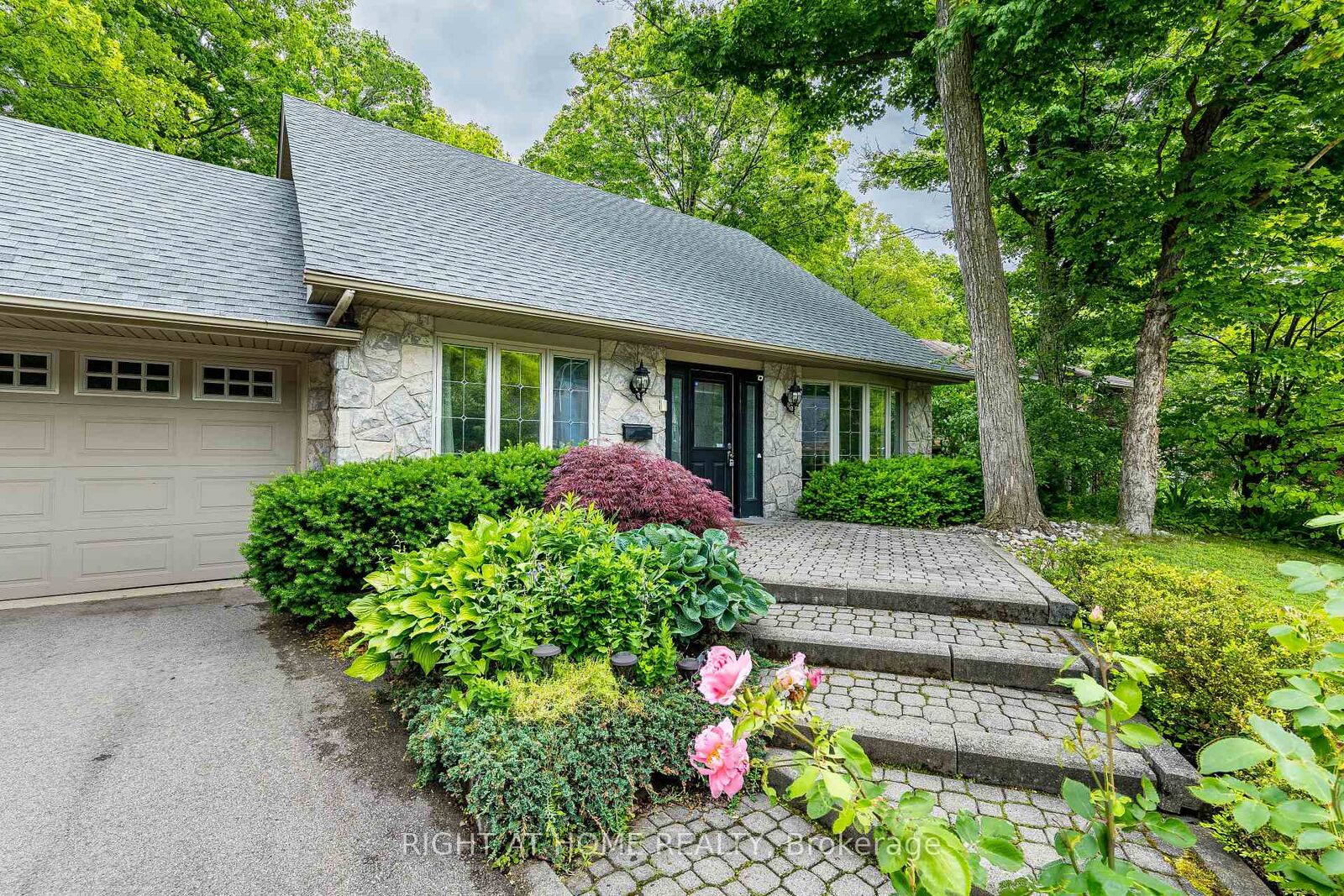 Property Photo:  1941 Four Seasons Drive  ON L7P 2Y3 