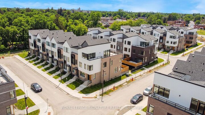 Property Photo: 40 Lou Parsons Way S 47 ON L5H 0B2