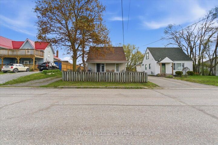 Property Photo:  61 Delaney Street  ON K8V 4L7 