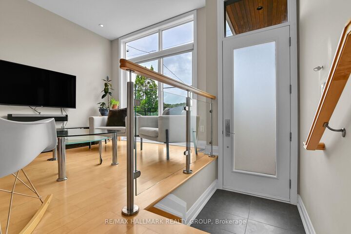 Photo de la propriété:  376A Wilmont Avenue  ON K2A 0B1 