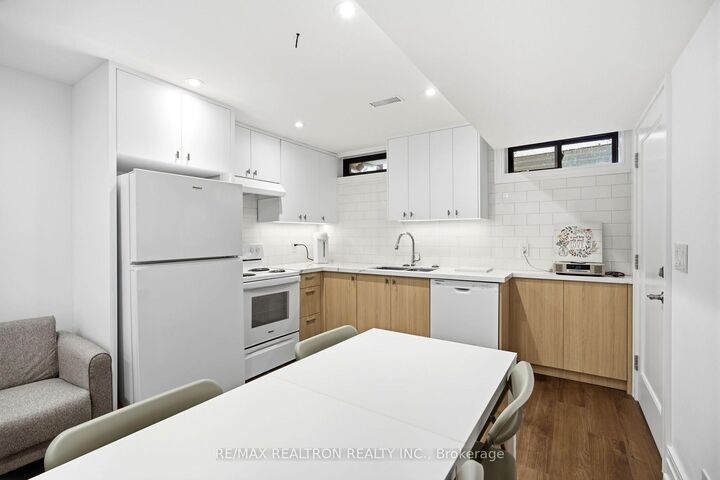 Property Photo:  220 Hillhurst Boulevard 2  ON M5N 1P4 
