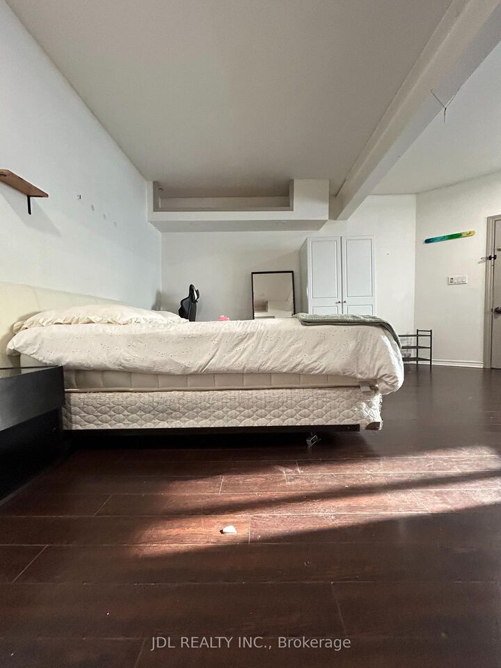 Property Photo:  128 Denison Ave Avenue Studio  ON M5T 2N3 