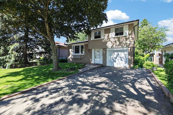 Property Photo: 32 Farmington Drive ON L6W 2V2