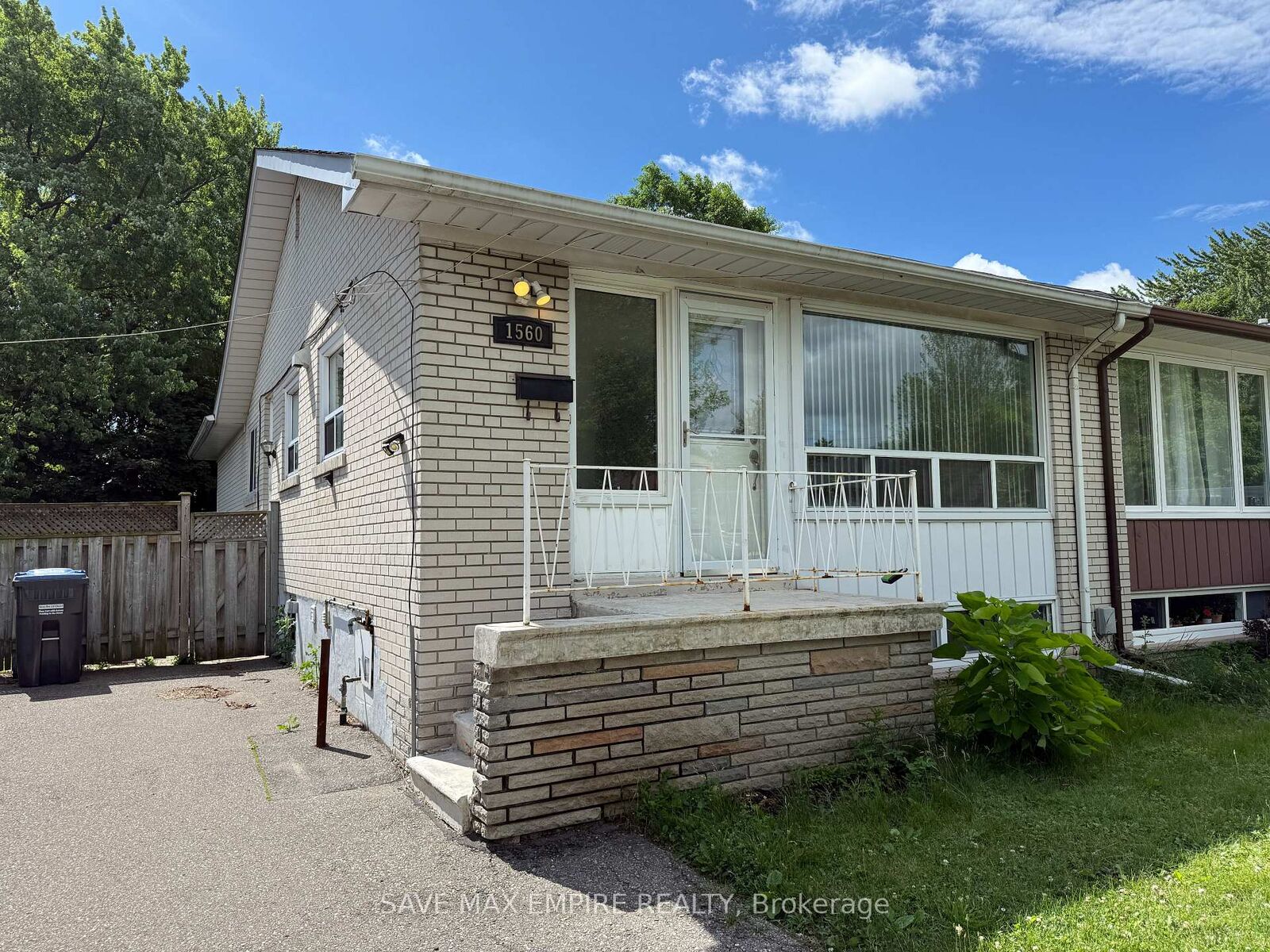 Property Photo:  1560 Sandgate Crescent  ON L5J 2E5 