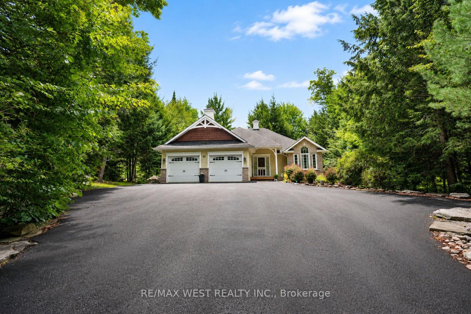Property Photo: 20 Deerhurst Highlands Drive ON P1H 1B1
