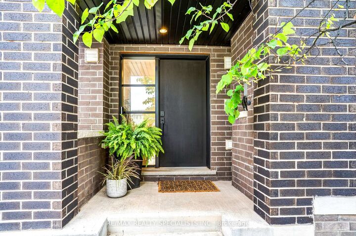 Property Photo:  423 Rockwell Common  ON L6H 0R7 