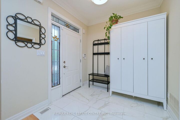 Property Photo: 68 Compass Way 43 ON L5G 4T8